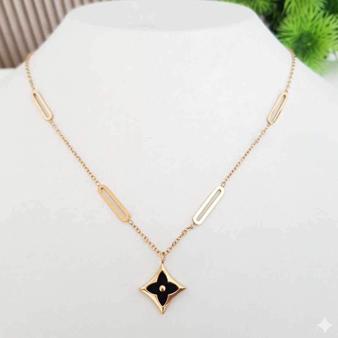 black clover geometric link anti tarnish gold necklace. black clover geometric link anti tarnish gold necklace.