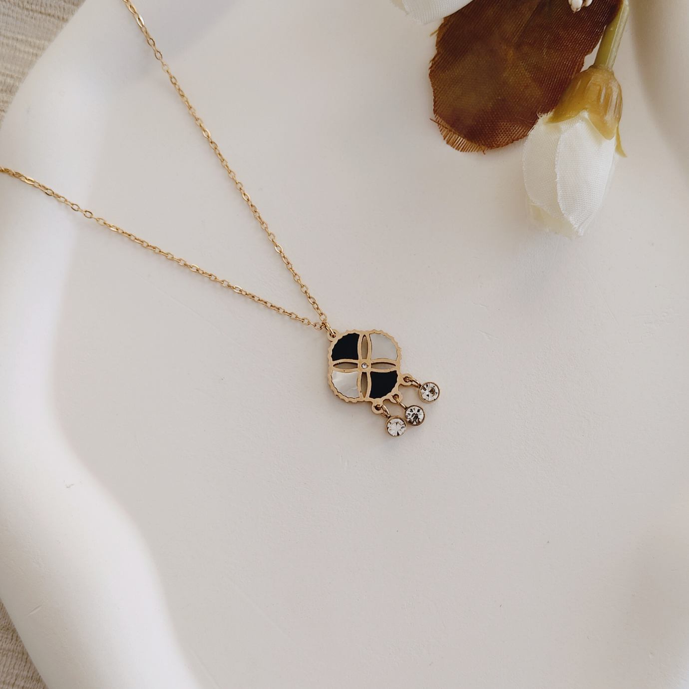 clover pendant necklace. clover pendant necklace.